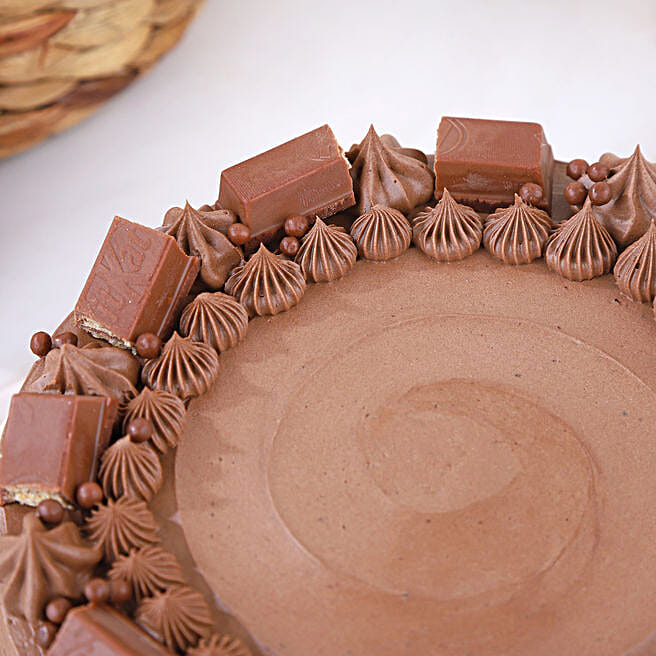 KitKat Crunch Cream Cake