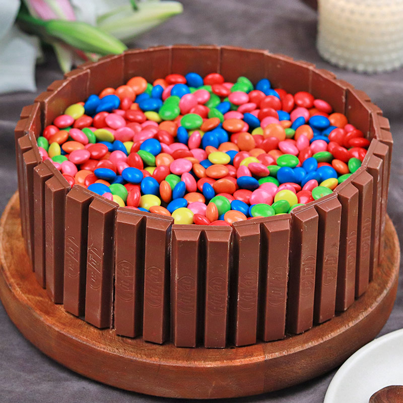 500 gm KitKat Gems Cake