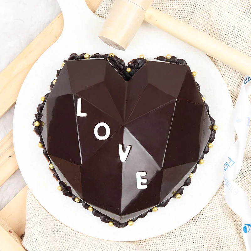 Diamond Heart Pinata Cake_A Diamond Heart Pinata Cake_A