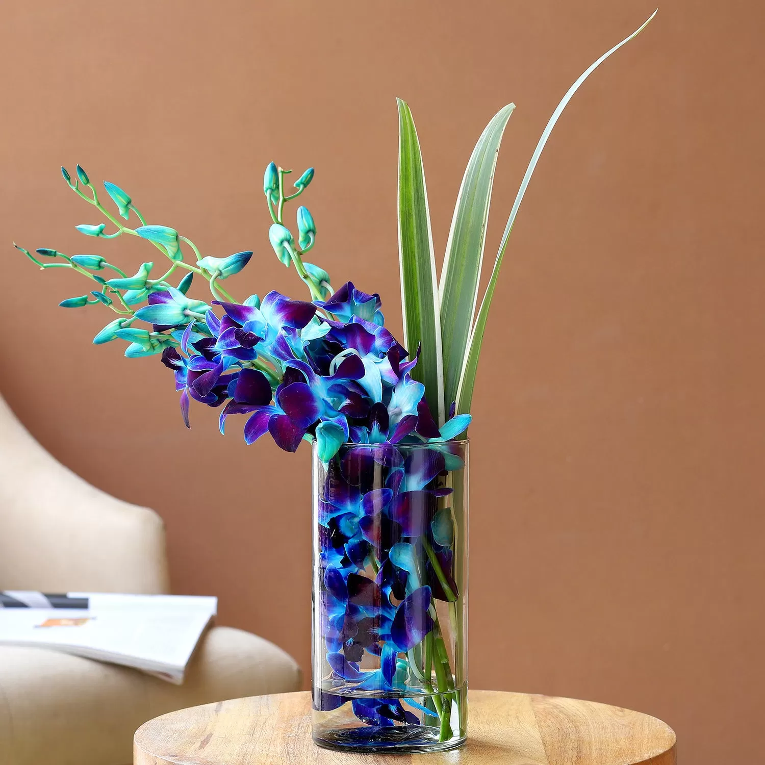 Lovely Orchids & Dandella In Cylindrical Vase Lovely Orchids & Dandella In Cylindrical Vase